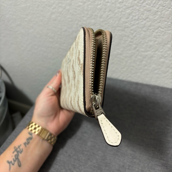 NWT COACH SLIM ACCORDION ZIP WALLET WITH HORSE AND CARRIAGE PRINt CREAM BEIGE - Picture 6 of 11